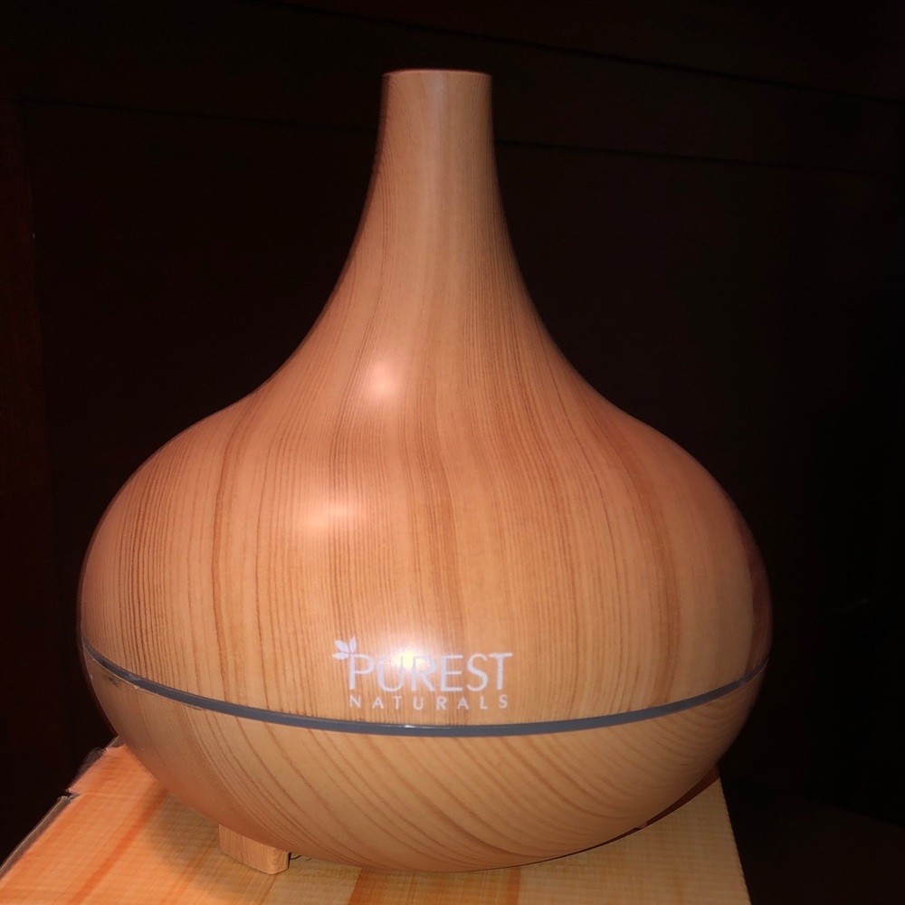 NEW Essential Oil Diffuser, w/ 7 Color Lights